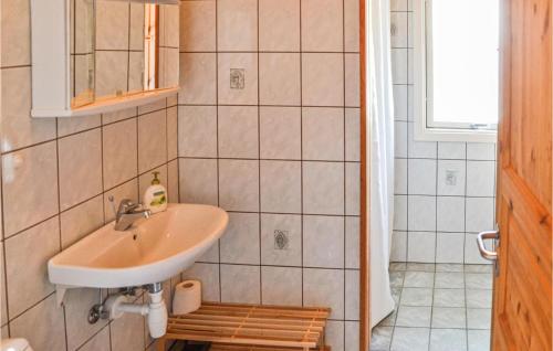 a bathroom with a sink and a mirror at Beautiful Home In Lkken With 4 Bedrooms, Sauna And Wifi in Grønhøj