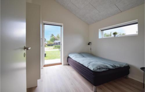 1 dormitorio con cama y ventana en Beautiful Home In Juelsminde With Wifi, en Juelsminde