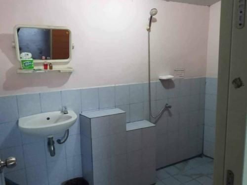 La salle de bains est pourvue d'un lavabo, de toilettes et d'un miroir. dans l'établissement OK2 Mamajim Bungalows, à Koh Tao
