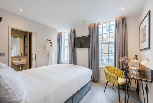 Una cama o camas en una habitación de St Pancras Inn