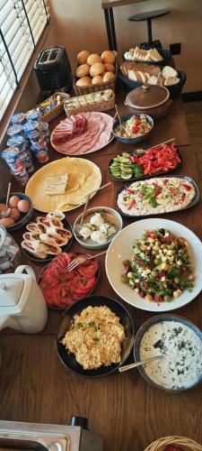 een tafel met veel verschillende soorten voedsel bij Metalowiec in Stalowa Wola