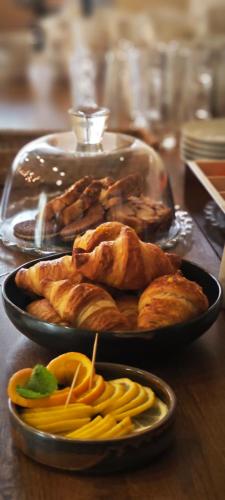 twee borden eten op een tafel met eten bij Metalowiec in Stalowa Wola