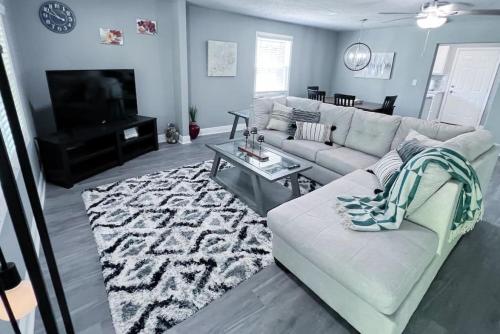 a living room with a white couch and a rug at Serenity Springs in Hot Springs