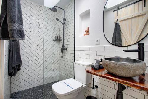 a bathroom with a sink and a toilet and a mirror at Apartamento La Higuera in Arrecife