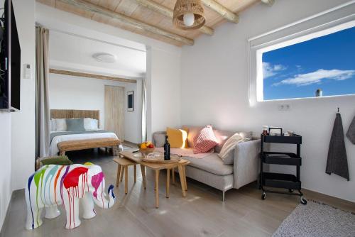a living room with a couch and a table at Apartamento La Higuera in Arrecife