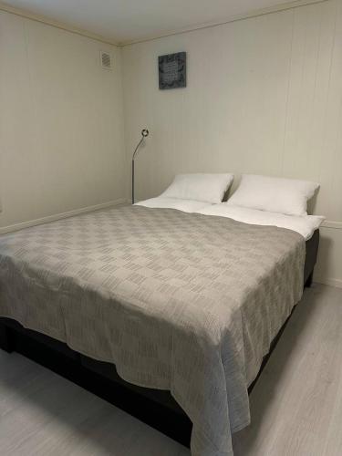 1 dormitorio con 1 cama grande con sábanas blancas en Hareidsvegen 145, 