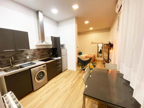 Calle Huertas Acogedor by RegalateMadrid