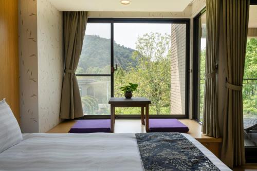 Postel nebo postele na pokoji v ubytování Tai-Yi Red Maple Resort