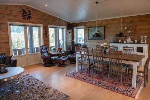 ein Wohnzimmer mit einem Esstisch und Stühlen in der Unterkunft Mountain Lodge by Homes & Villas in Stryn
