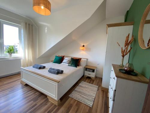 En eller flere senge i et værelse på Apartamenty MALICIA