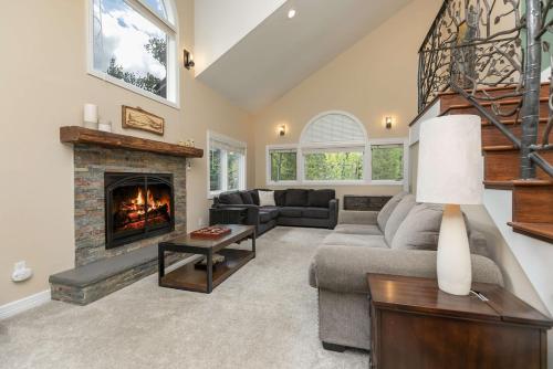 Posezení v ubytování Brooks Hill Lodge Home: Spacious, Hot Tub