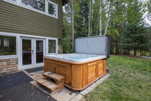 Fotografie z fotogalerie ubytování Brooks Hill Lodge Home: Spacious, Hot Tub v destinaci Overlook Athletic Club Heliport