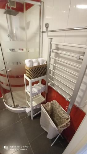 ein Badezimmer mit einem Spiegel und einem Handtuchhalter in der Unterkunft MarMontaña in Fuengirola