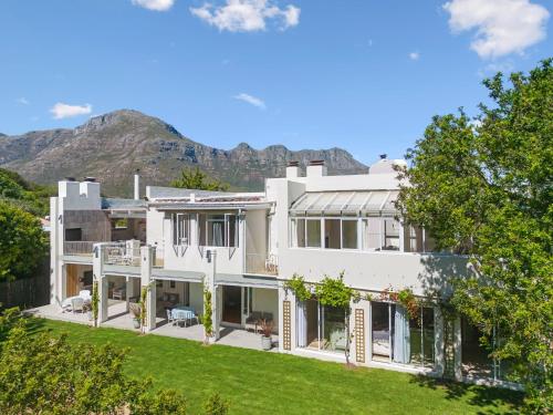 una vista exterior de una casa con montañas en el fondo en Q on Westford en Ciudad del Cabo