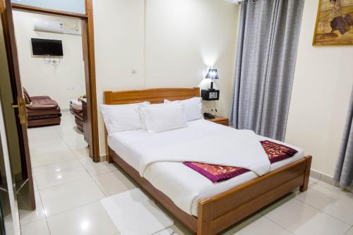Una cama o camas en una habitación de Olympic Hotel