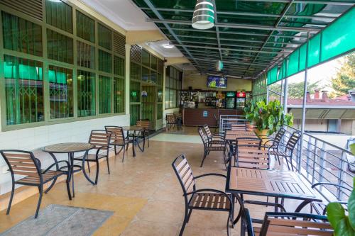 Un restaurante u otro lugar para comer en Olympic Hotel