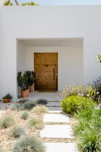 una puerta delantera de una casa con plantas en Casa da Courela, en Cavaleiro