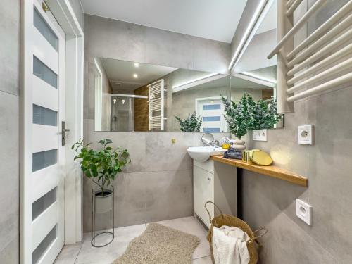 een badkamer met een wastafel en een spiegel bij Apartament przy Rynku Długa 23 in Krakau