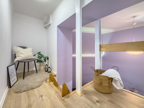 een kamer met paarse muren en een tafel en een stoel bij Apartament przy Rynku Długa 23 in Krakau