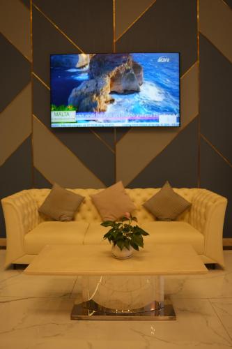 Pleiku Hotel by Gia Lai Touristにあるテレビまたはエンターテインメントセンター