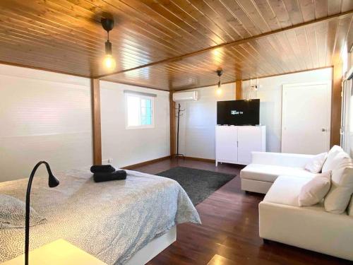 uma sala de estar com uma cama e um sofá em Villa Montaña em Balcon de Telde