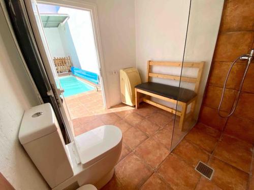 uma casa de banho com um WC e um chuveiro em Villa Montaña em Balcon de Telde