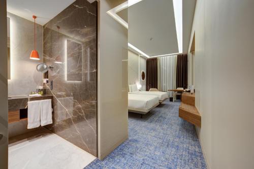 Koupelna v ubytování DoubleTree by Hilton Adana