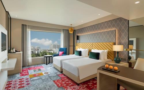 Una cama o camas en una habitación de Grand Mercure Agra - An Accor Brand