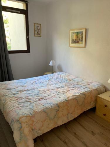 UvernetにあるPra Chauvet - Appartement 5 personnes Praloupのベッドと窓のある寝室