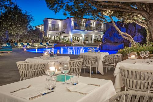 Hotel La Rocca Resort & Spa tesisinde bir restoran veya yemek mekanı