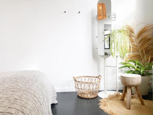 - une chambre avec un lit et une plante dans l'établissement NYAMAN, à Ostende