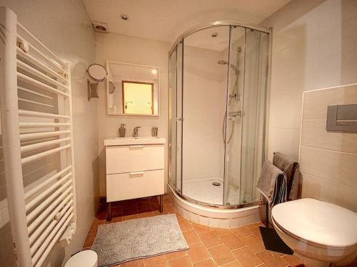 une salle de bain avec une douche, des toilettes et un lavabo dans l'établissement Joli studio au coeur de Grasse - Parking inclus, à Grasse