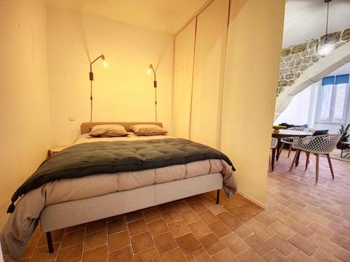 une chambre avec un grand lit dans une pièce dans l'établissement Joli studio au coeur de Grasse - Parking inclus, à Grasse