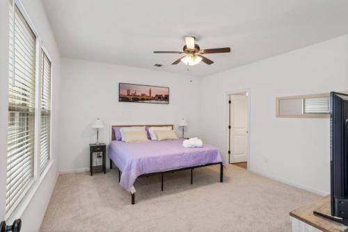 um quarto com uma cama e uma ventoinha de tecto em Heads or Tails - LSU em Baton Rouge