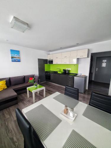 una sala de estar con un sofá y una mesa en APARTMÁNY BYTČA, en Bytča