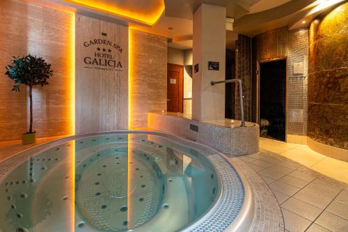 a jacuzzi tub in the lobby of a hotel at Hotel Galicja Superior Wellness & Spa in Oświęcim