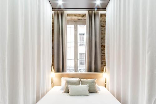 Postel nebo postele na pokoji v ubytování LYON HYPERCENTRE LES CORDELIERS