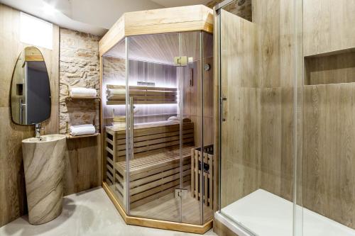 La salle de bains est pourvue d'une douche avec une porte en verre. dans l'établissement LYON HYPERCENTRE LES CORDELIERS, à Lyon