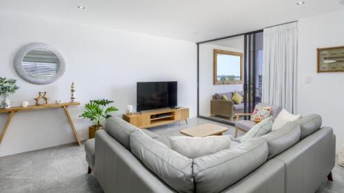 TV a/nebo společenská místnost v ubytování Harbourside Retreat