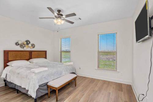 een slaapkamer met een bed en een plafondventilator bij Four-bedroom house in Iowa, La in Iowa
