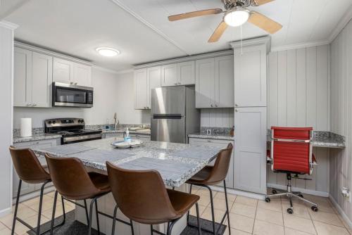 una cucina con tavolo, sedie e ventilatore a soffitto di Peaceful apartment in Iowa, LA a Iowa