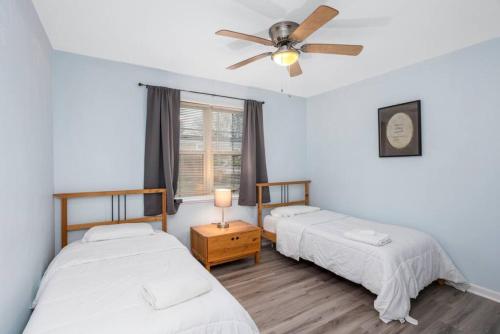 Iowa的住宿－Peaceful apartment in Iowa, LA，配有吊扇的客房内的两张床