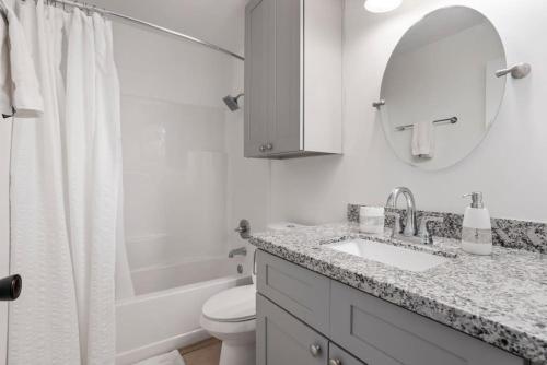 bagno con lavandino, servizi igienici e specchio di Peaceful apartment in Iowa, LA a Iowa