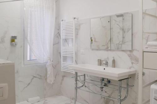 bagno bianco con lavandino e doccia di Apartment with terrace in Chioggia's main square a Chioggia