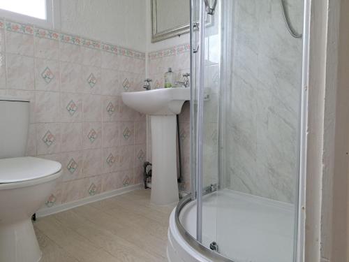 a bathroom with a shower and a sink and a toilet at Cosy 2-Bed Chalet in Bridlington - Free WiFi in Bridlington