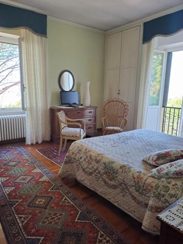 um quarto com uma cama, uma cómoda e janelas em B&B La Dimora di Alida em Fiesole