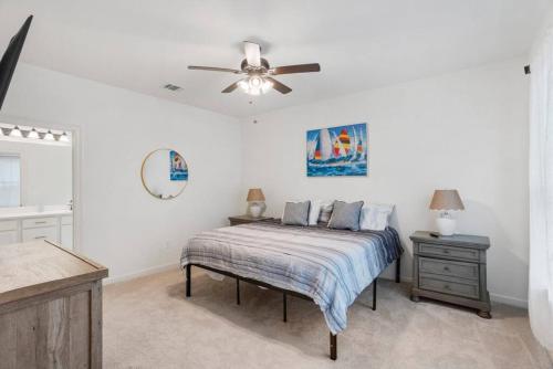 um quarto com uma cama e uma ventoinha de tecto em Brand-new home close to LSU campus em Baton Rouge
