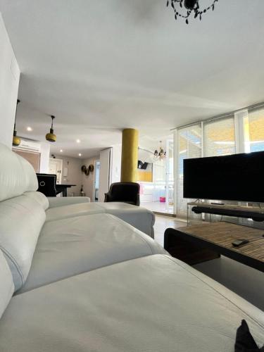 ein Schlafzimmer mit zwei Betten und einem Flachbildfernseher in der Unterkunft Penthouse Luxury Granada in Granada