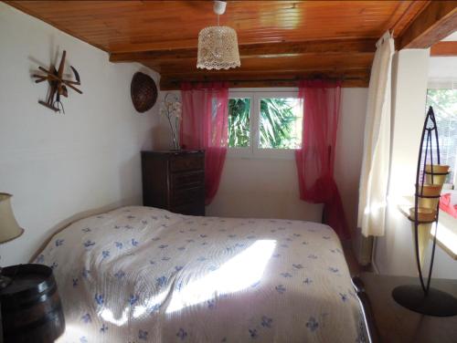 une chambre avec un lit et une fenêtre dans l'établissement Lou Cigalon, à Marseille