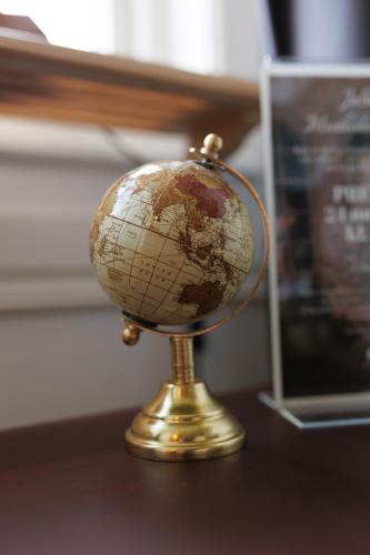a gold globe sitting on top of a table at Munkedals Herrgård in Munkedal